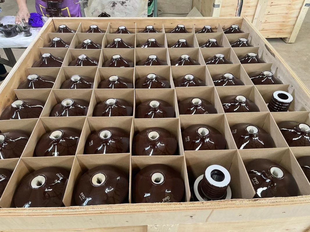 20NF250 Brown glasierte Transformator-Porzellan LÄRM 42531 Standard Soem mit Büschen bepflanzend