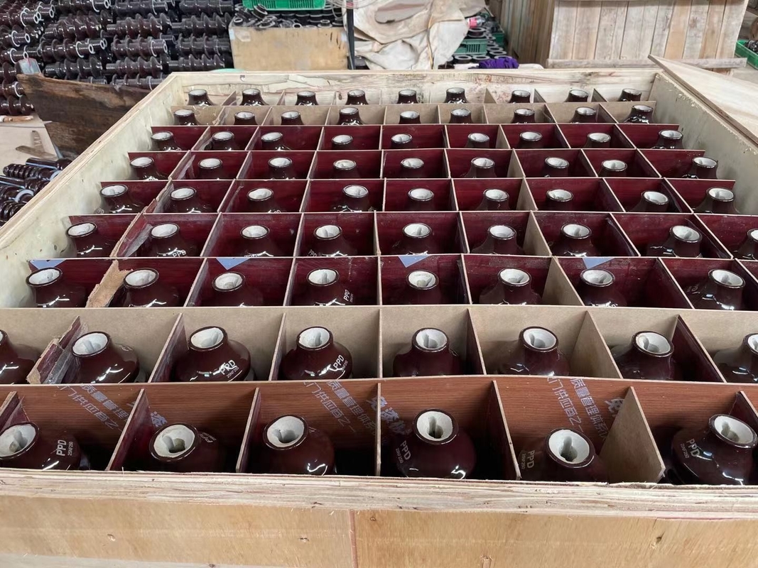 Iecstandardporzellan-Transformator, der Brown-Farbe mit Büschen bepflanzt