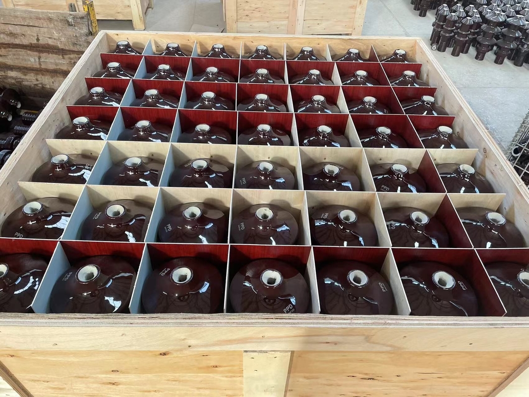 Elektrische Isolatoren des Porzellan-20NF250 mit hellem Brown glasierten Oberfläche