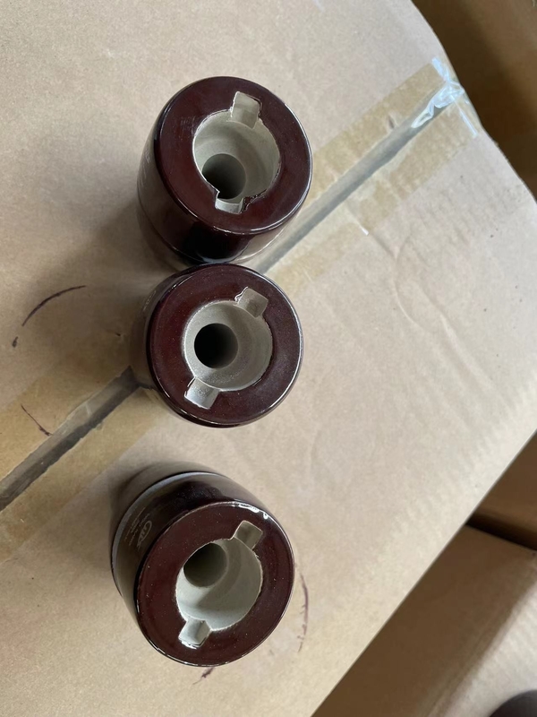 Soem-abgehobenen Betrages Porzellan 1kV 200A der Führungs-Transformator, der Brown mit Büschen bepflanzt, glasierte